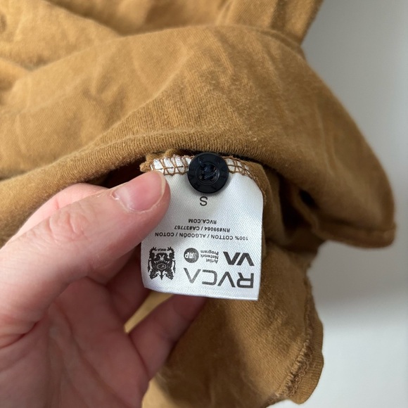 🎉4/30$🎉 RVCA Men's Tan and Blue Raglan Shirt🛑 - Picture 3 of 4